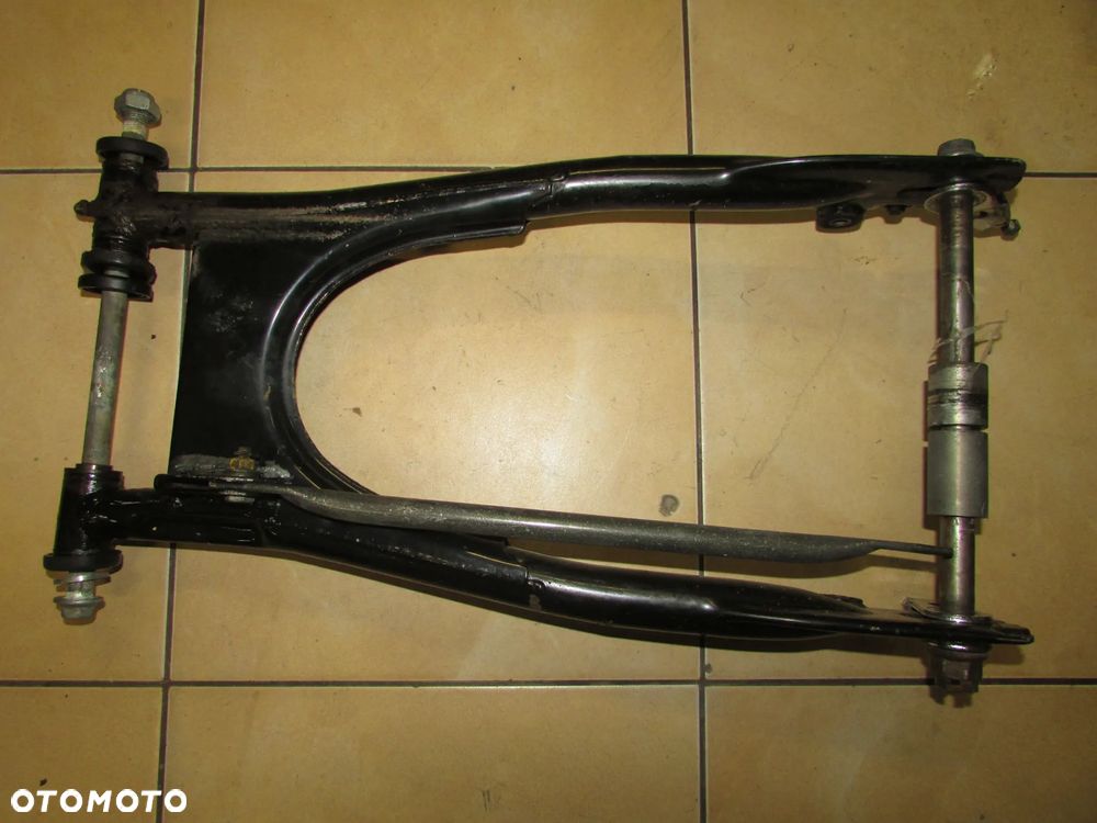 Honda CB 400 N wahacz tył - 1