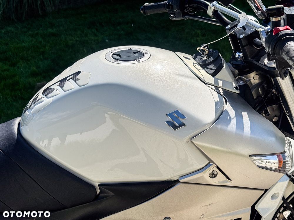 Suzuki GSR - 21