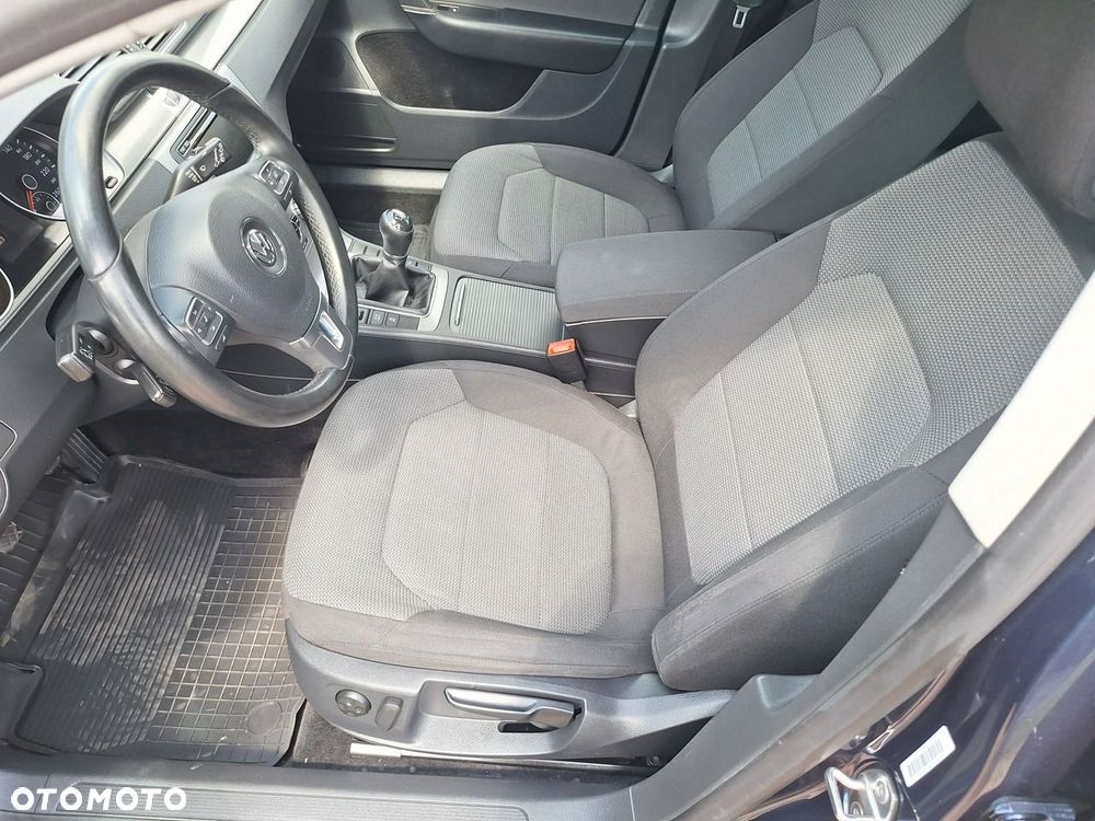 Volkswagen Passat - 12