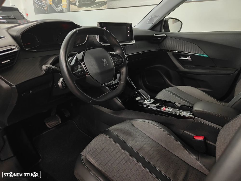 Peugeot 2008 1.2 PureTech Allure EAT8 - 28