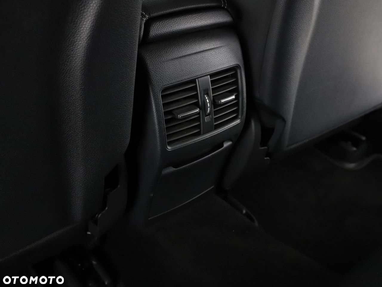 Mercedes-Benz GLA 180 7G-DCT Activity Edition - 38