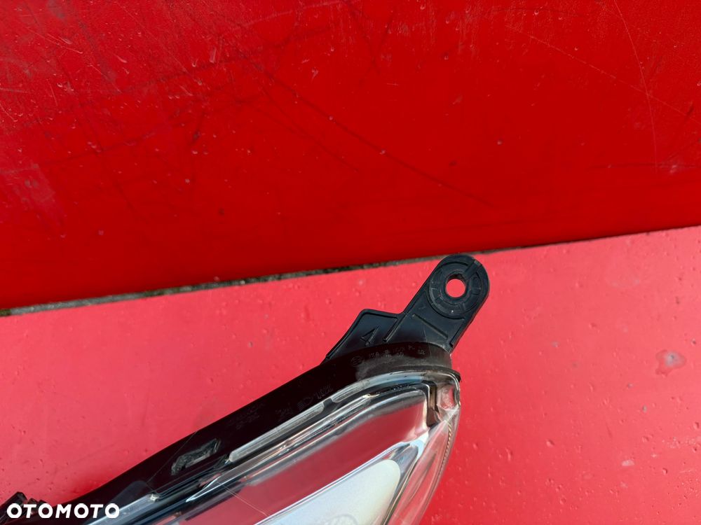 LAMPA LEWA  TOYOTA VERSO S  EU ORYGINAŁ BDB - 6