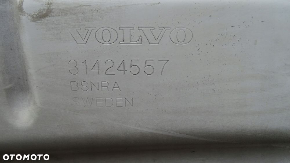 volvo xc60 ii - maska - 9