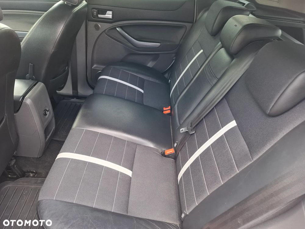 Ford Kuga 2.0 TDCi 2x4 Titanium - 24