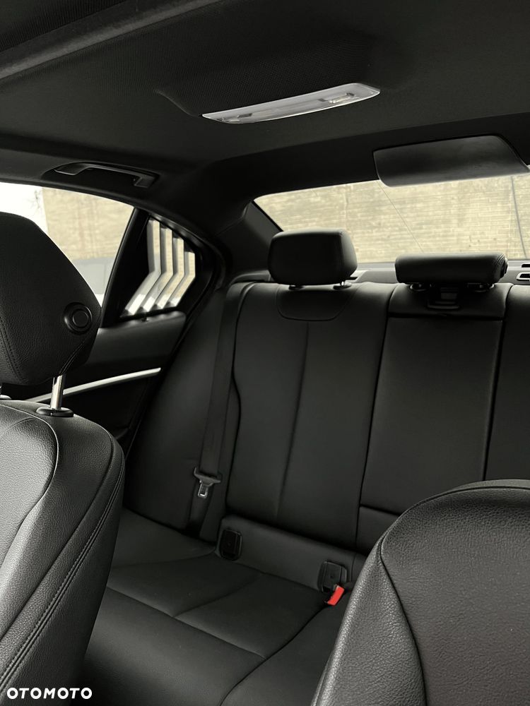 BMW Seria 3 330i Sport Line Shadow - 17