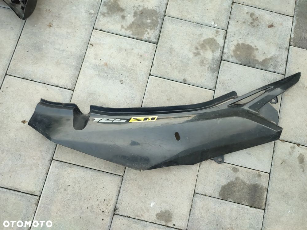 Owiewka, osłona prawa, bok, boczek, pogon prawy Suzuki DR 125 - 1