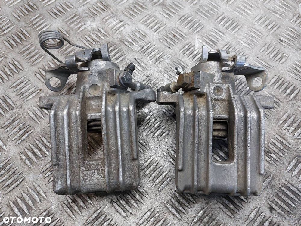 ZACISK HAMULCOWY LEWY TYŁ + PRAWY TYŁ SKODA OCTAVIA I GOLF IV LEON I - 1