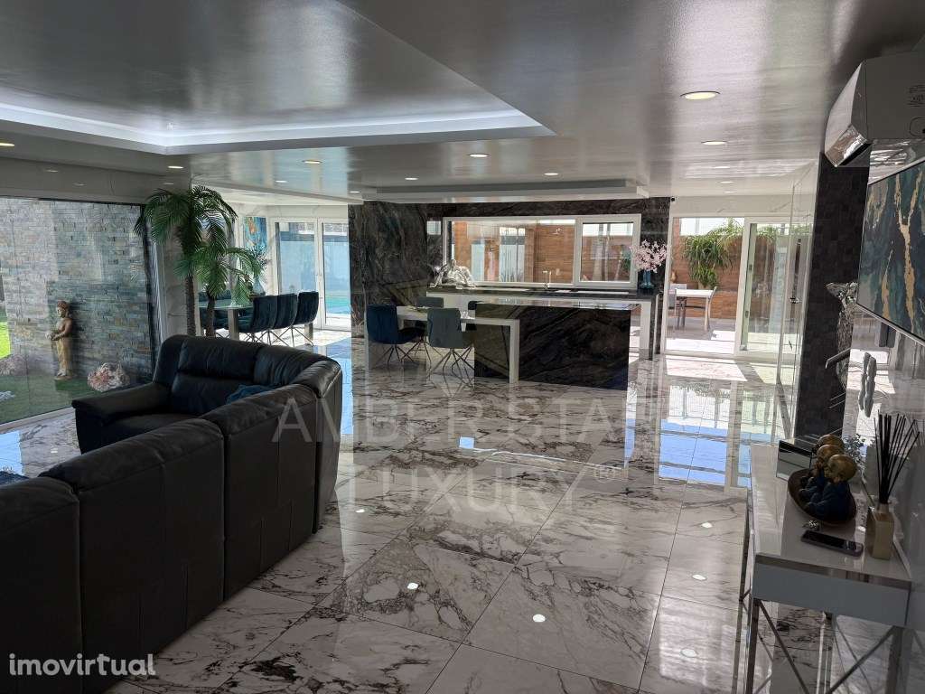 Moradia de luxo T4 com piscina e jardim na Quinta de Santa Maria - Grande imagem: 4/40