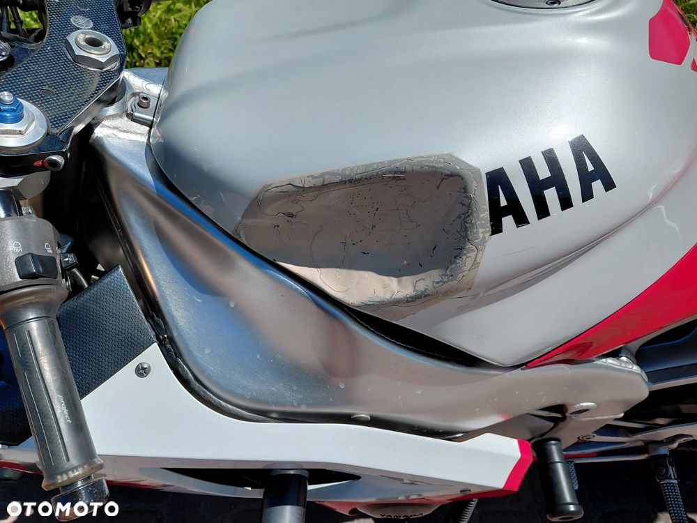 Yamaha R1 - 11