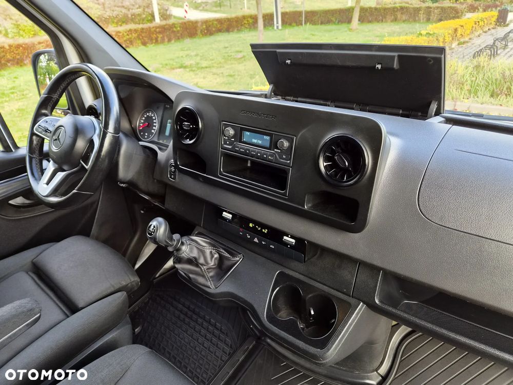 Mercedes-Benz Sprinter - 25