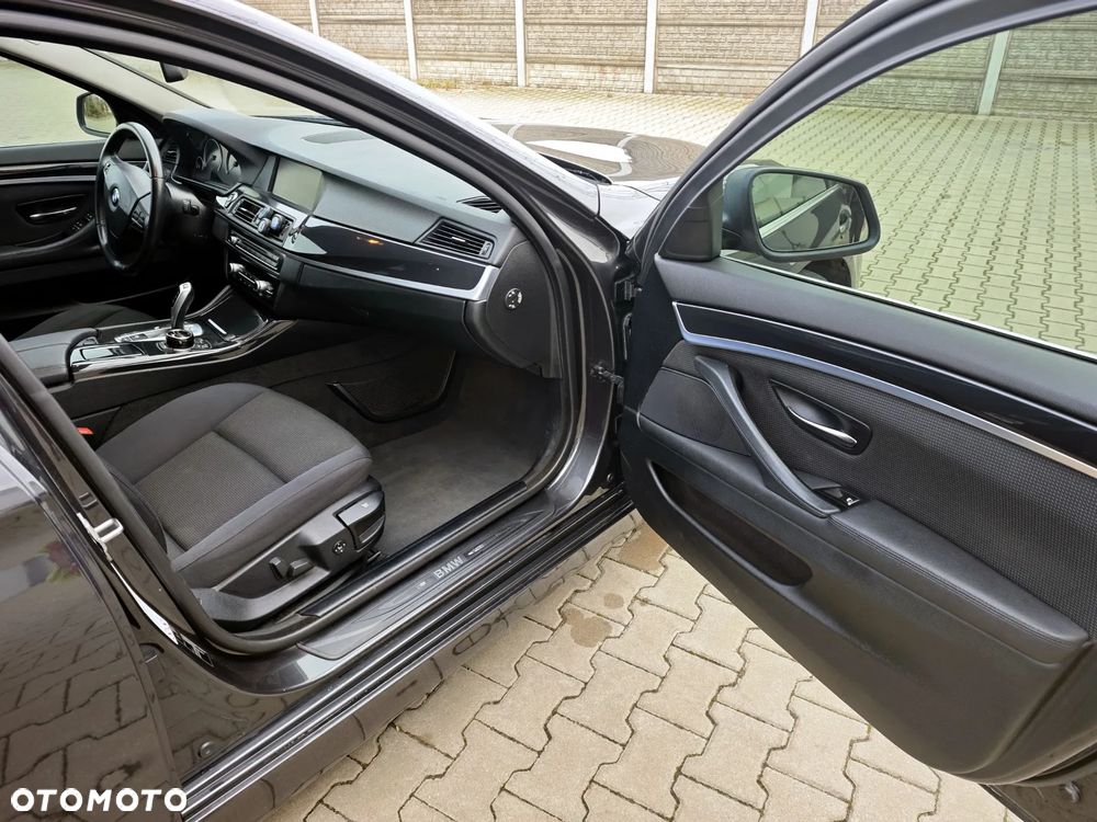 BMW Seria 5 525d xDrive - 12