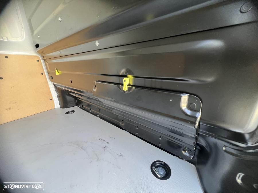 Peugeot e-Expert Cargo M 75KWH - 54