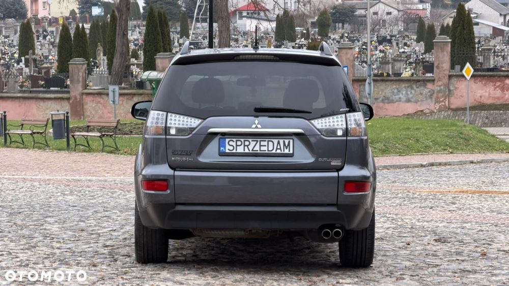 Mitsubishi Outlander - 11