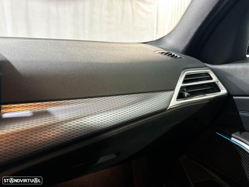 BMW 330 e Pack Desportivo M Auto - 29