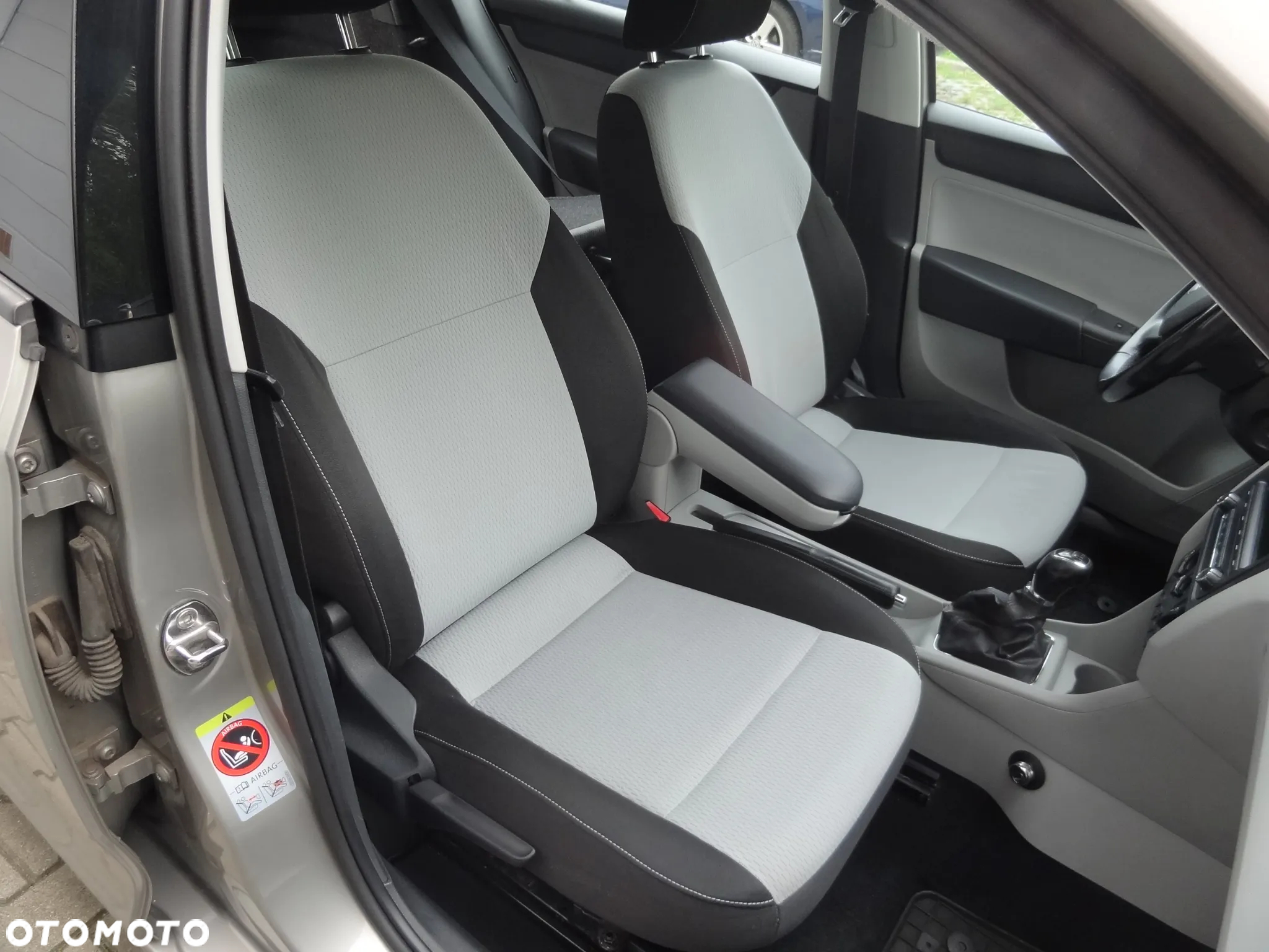Skoda RAPID 1.2 TSI Active - 28