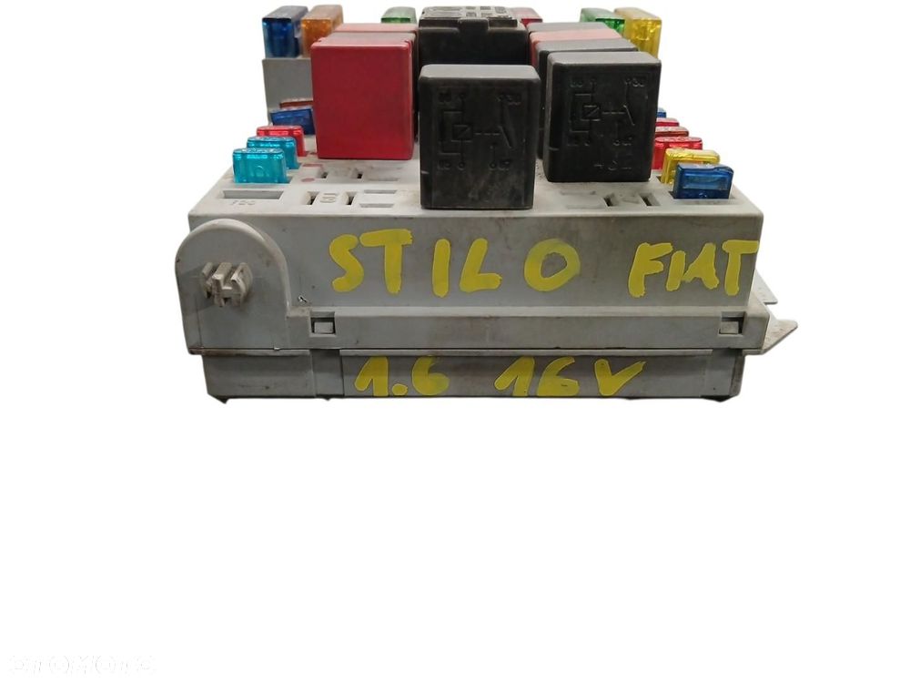 SKRZYNKA BEZPIECZNIKOW FIAT STILO 1.6 16V 46846105 - 2