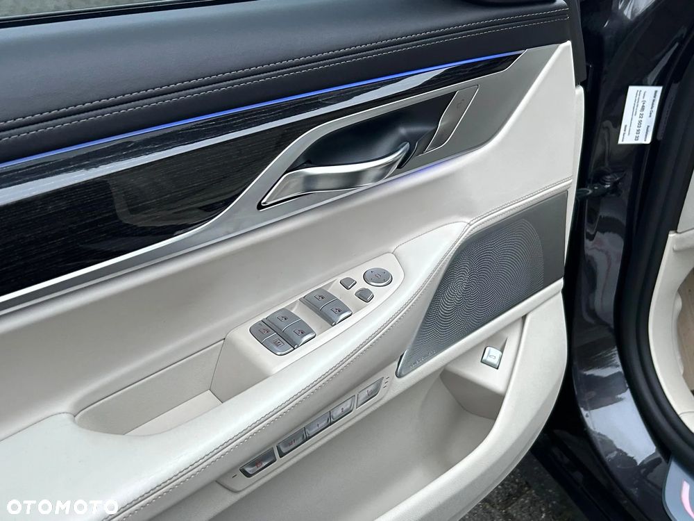 BMW Seria 7 750i - 12