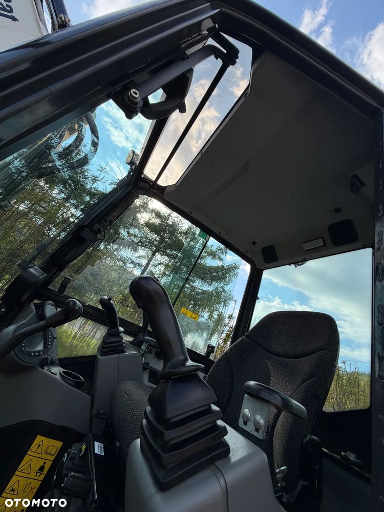 Bobcat E27z. Koparka Gąsienicowa 2,7 tony. 2024 rok. 870 mtg. Maszyna nie różni się od nowej z salonu!! Skarpówka Hydrauliczna! Pochodzi ze szkółki roślinnej z Norwegii. Zero luzów. pracowała przy krzewach!! Aktualna DEKRA dokumentacja. Silnik Yanmar! Linie Hydr. Dodatkowe. Szybkozłącze Hydr. Szybka wolna jazda. Wersja Norweska. Długie ramię. OKAZJA. Zero wycieków. Sztywna maszyna! - 19