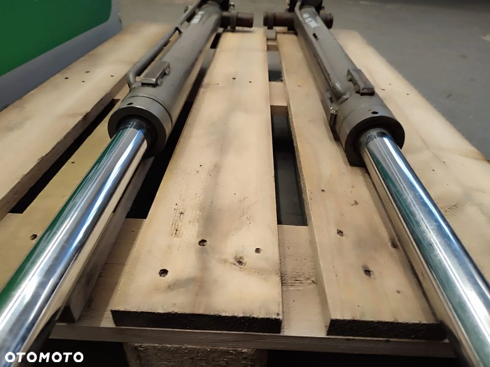 Siłownik hydrauliczny wychyłu przedniego ramienia FERMEC 860 - 9