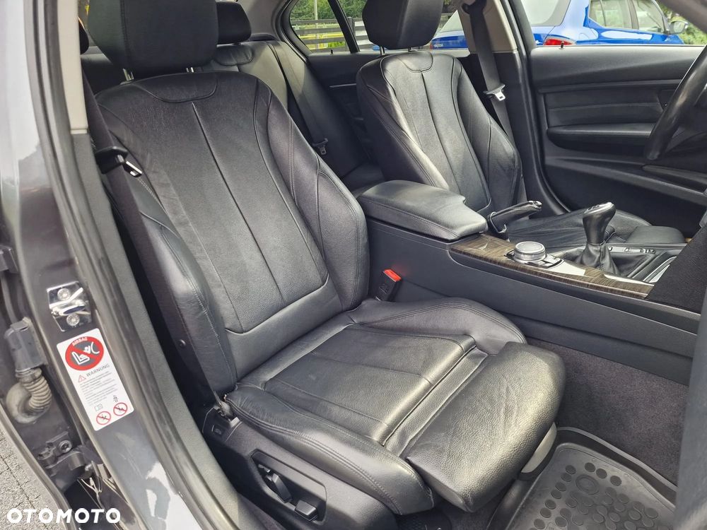 BMW Seria 3 328i xDrive Luxury Line - 7