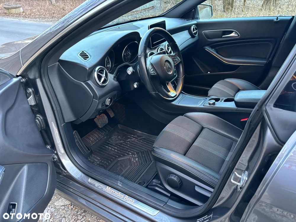 Mercedes-Benz CLA 180 7G-DCT UrbanStyle Edition - 17