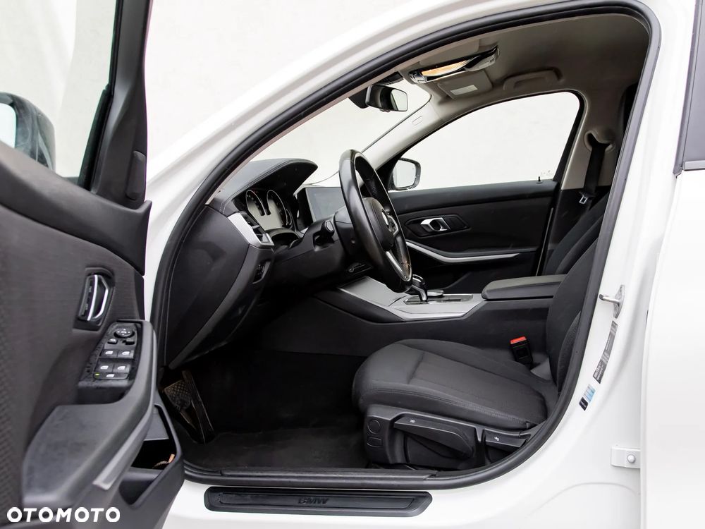 BMW Seria 3 318d M Sport - 29