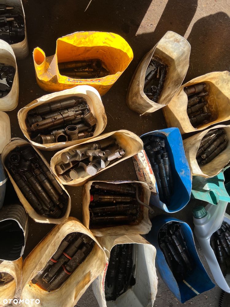 Wtryskiwacze paliwa różne mam Mercedes Volvo - 7