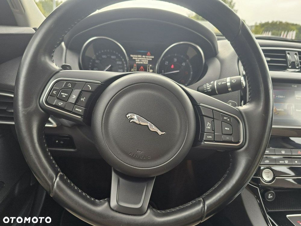 Jaguar XE 2.0 D AWD Portfolio - 26