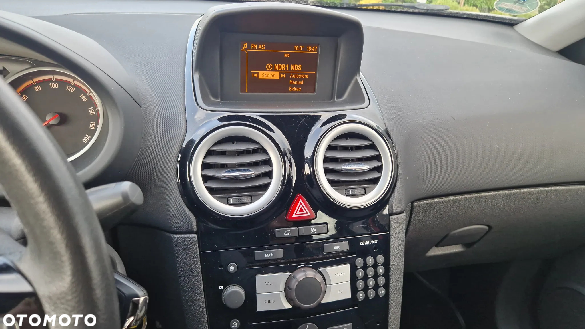 Opel Corsa 1.2 16V Cosmo - 11