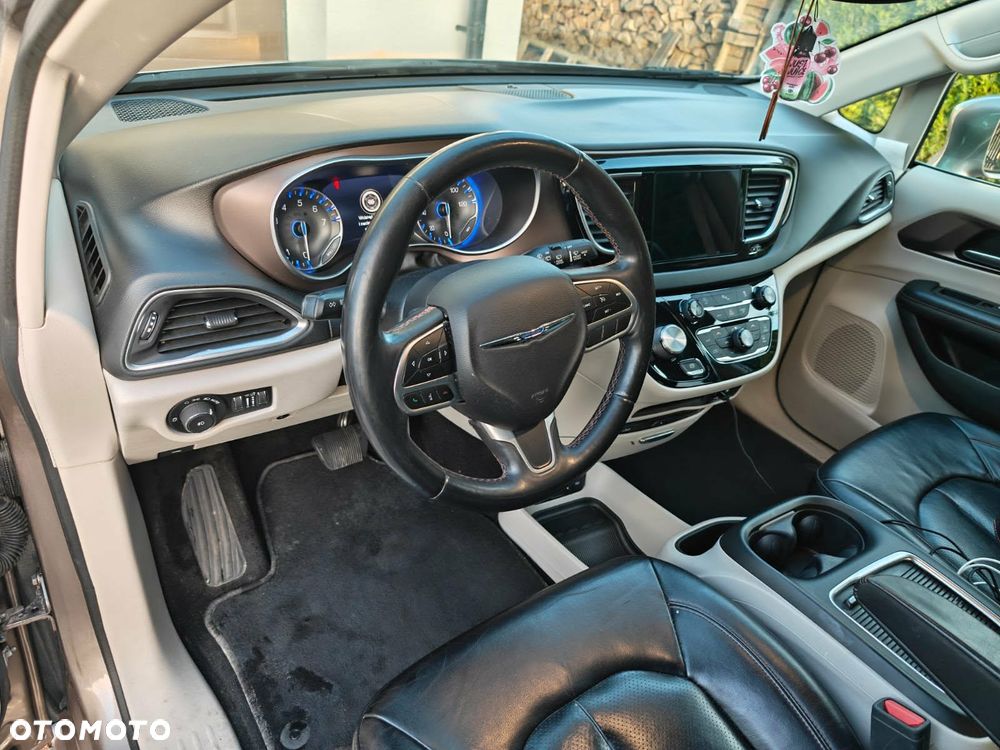 Chrysler Pacifica - 14