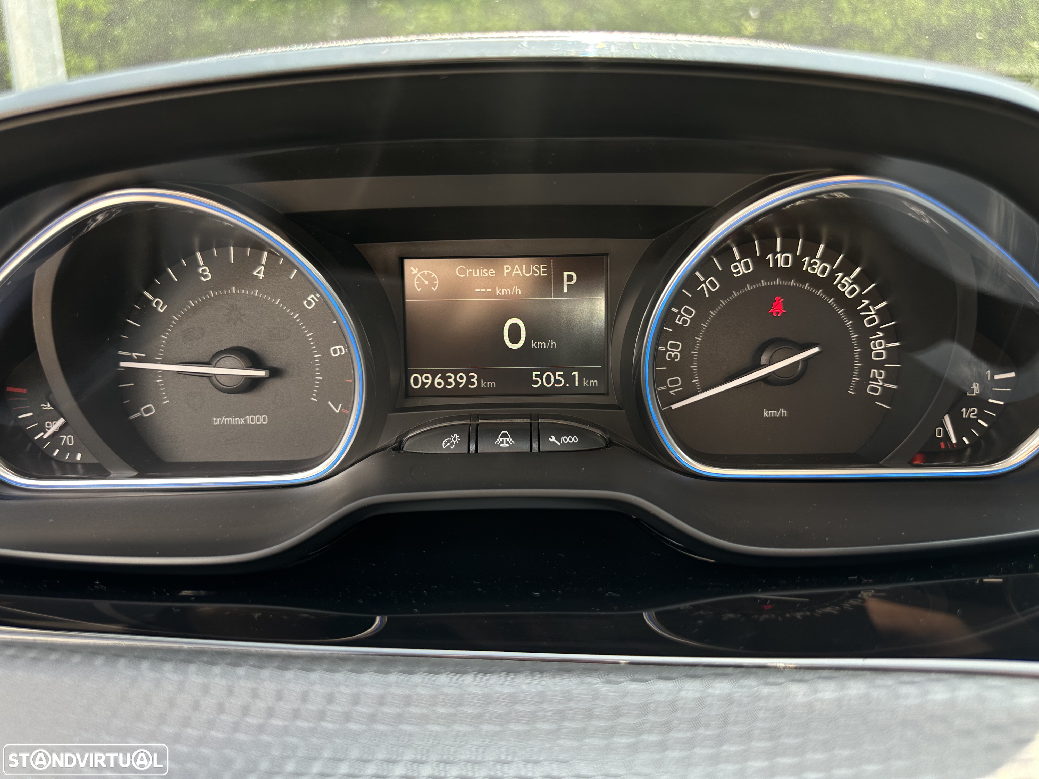 Peugeot 2008 1.2 PureTech Allure EAT6 - 17