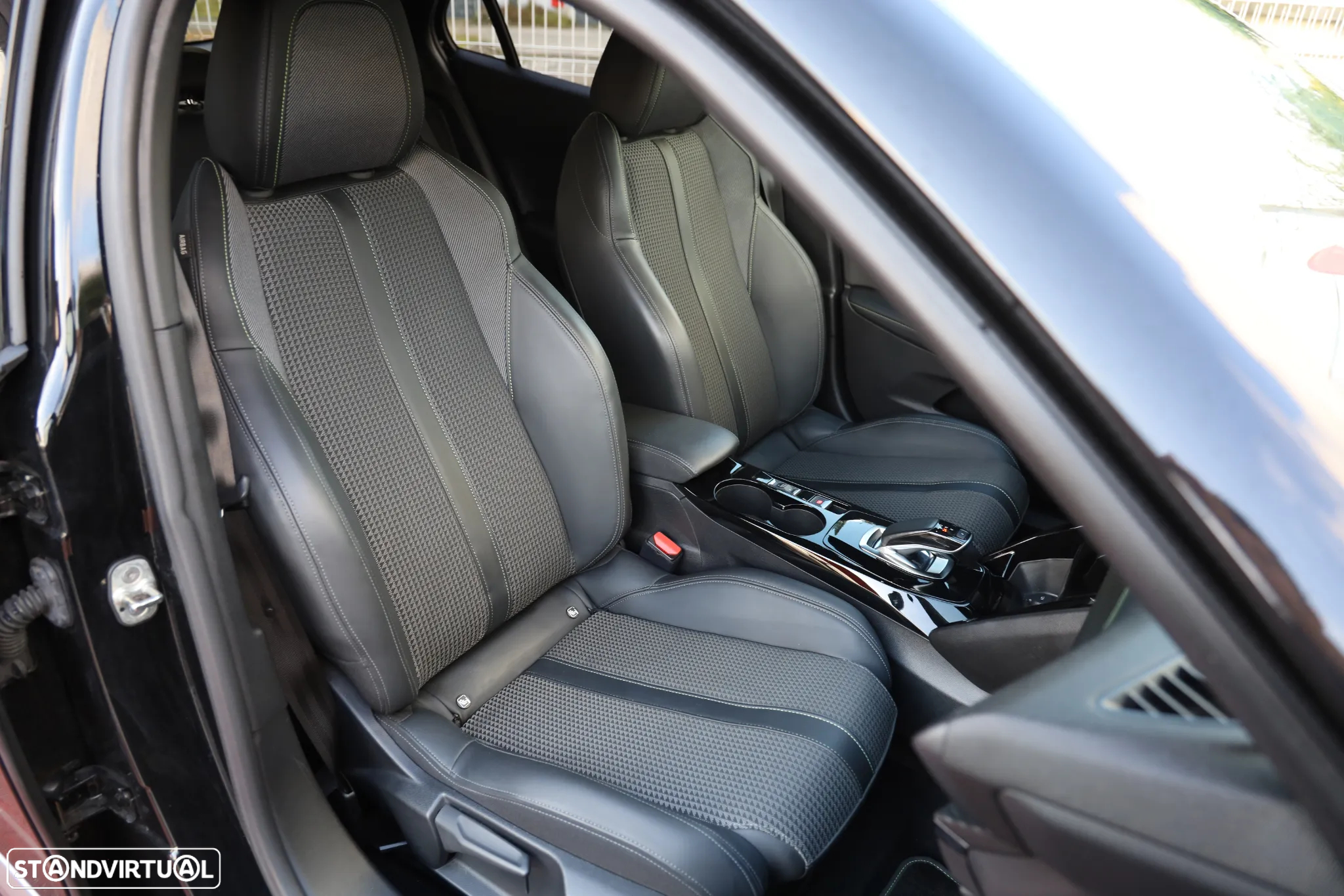 Peugeot e-2008 50 kWh GT - 5