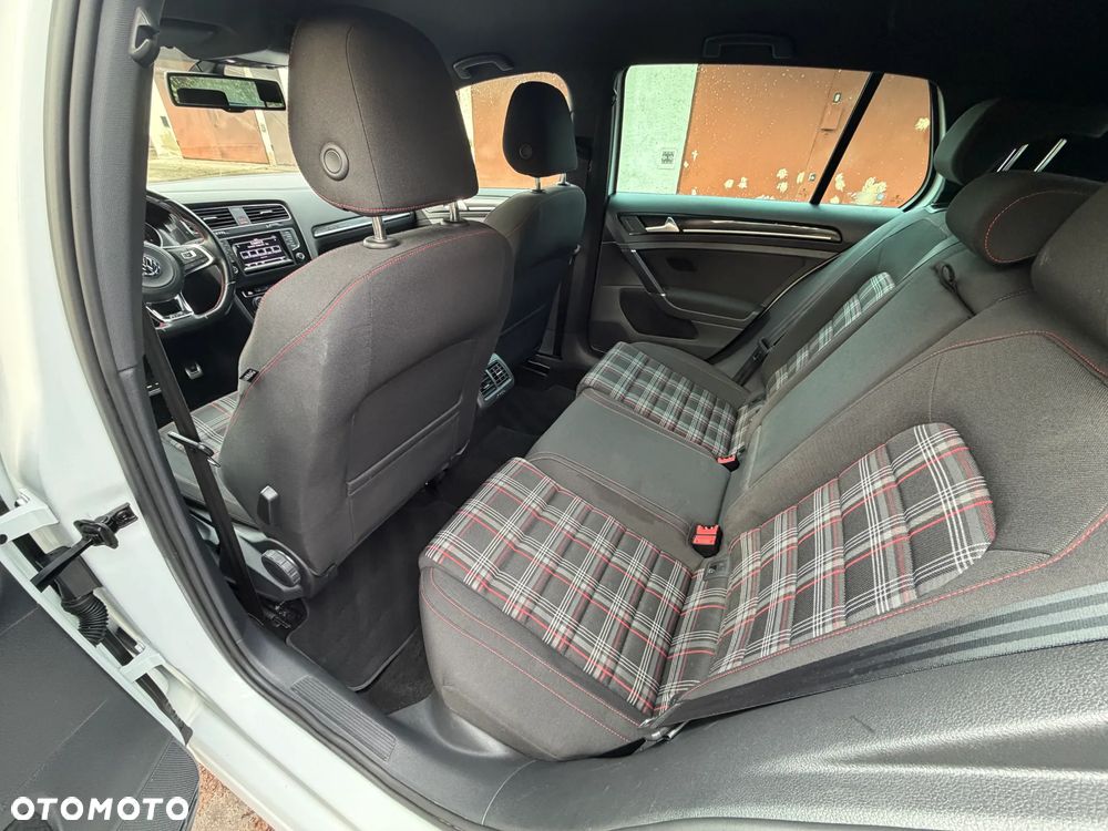 Volkswagen Golf - 10