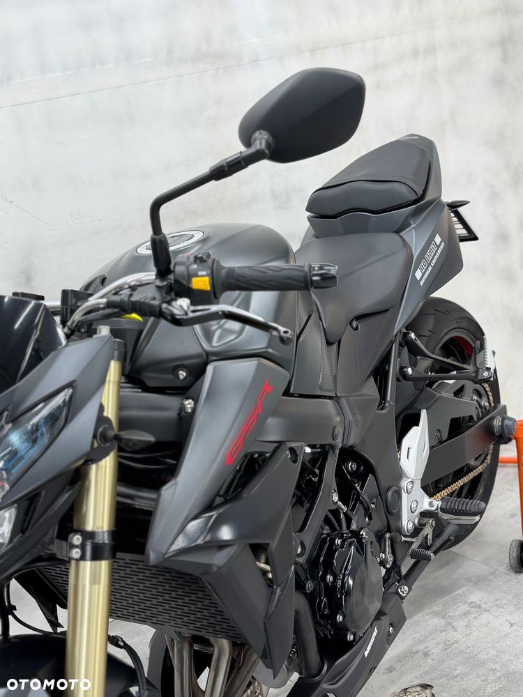 Suzuki GSR - 17