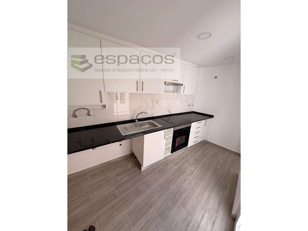 Apartamento remodelado em prédio histórico junto ao comboio - Grande imagem: 3/21