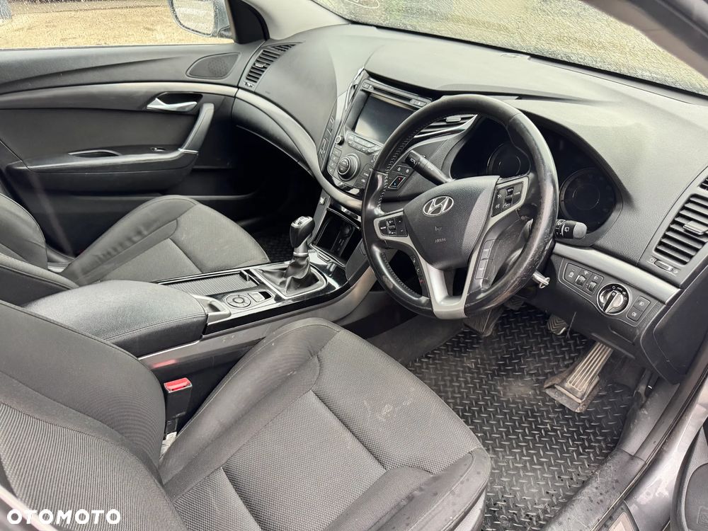 HYUNDAI I40 2012 *SAMOCHÓD NA CZĘŚCI* 6348 TITANIUM SILVER MASKA, LAMPA, DRZWI, LUSTERKO, ZDERZAK, GRILL, BŁOTNIK, KLAPA, BELKA, DESKA, FOTELE, KANAPA, ĆWIARTKA KIEROWNICA, TARCZE, ZACISKI, ZAWIESZENIE, KOMPLETNY PRZÓD, KOMPLETNY TYŁ, LICZNIK, ZEGARY, PRAWE LEWE PRZÓD TYŁ - 5