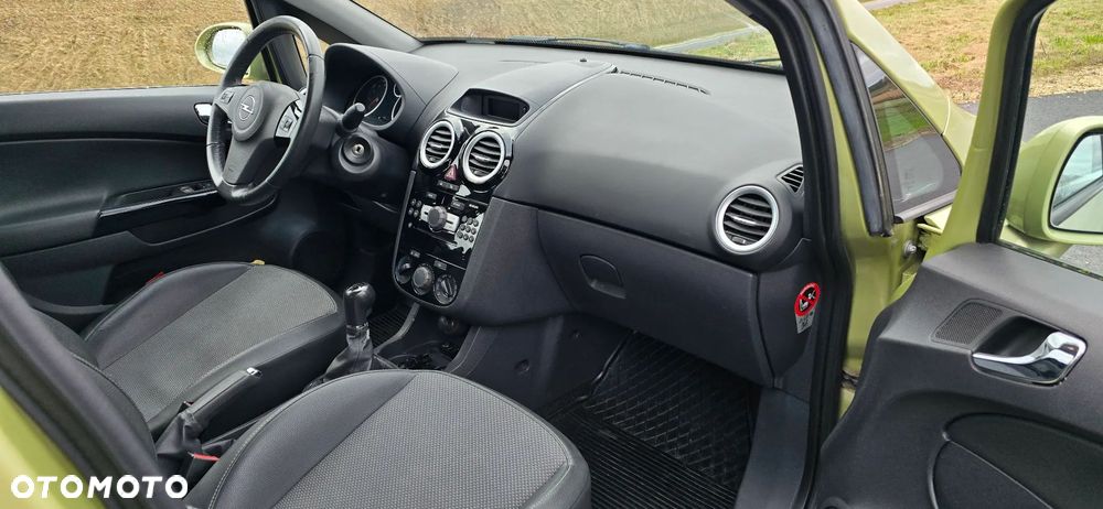 Opel Corsa 1.4 16V Cosmo - 10