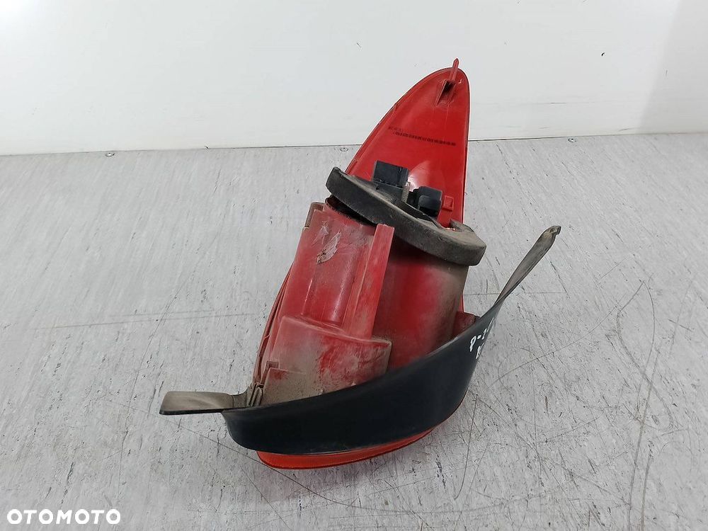 LAMPA TYLNA PRAWA PEUGEOT 206 KOMBI - 2