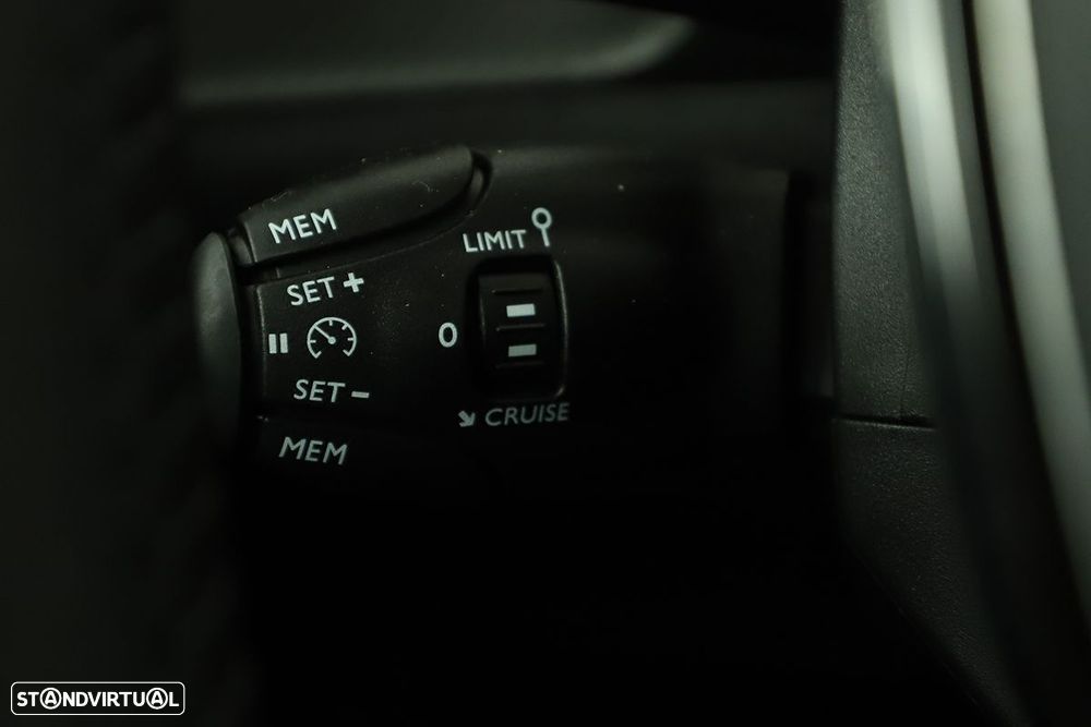 Peugeot 2008 1.2 PureTech Allure EAT8 - 19