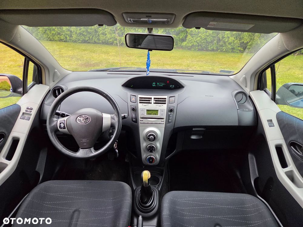 Toyota Yaris 1.3 - 8