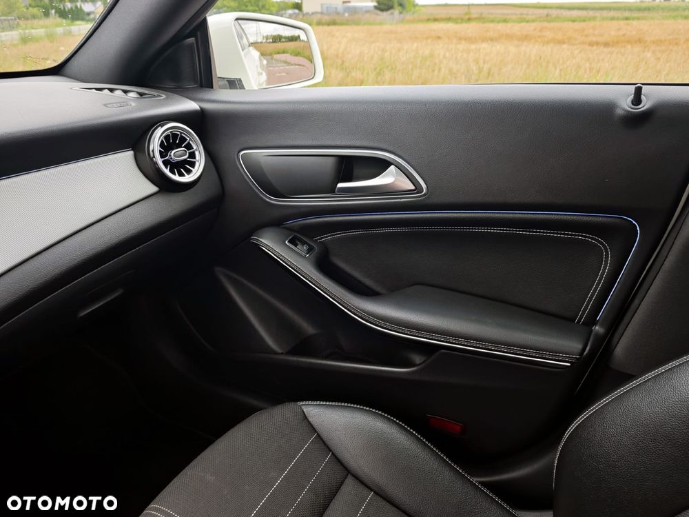Mercedes-Benz CLA 180 7G-DCT - 23