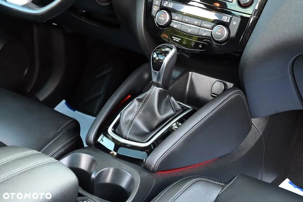 Nissan Qashqai 1.2 DIG-T Xtronic TEKNA+ - 32