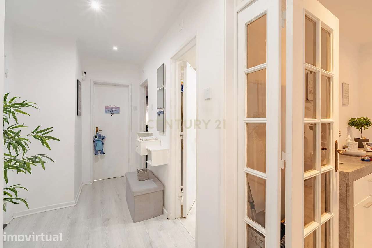 Apartamento semi-Renovado T2 em Seixal, Setúbal - 270.000€ - Grande imagem: 2/24