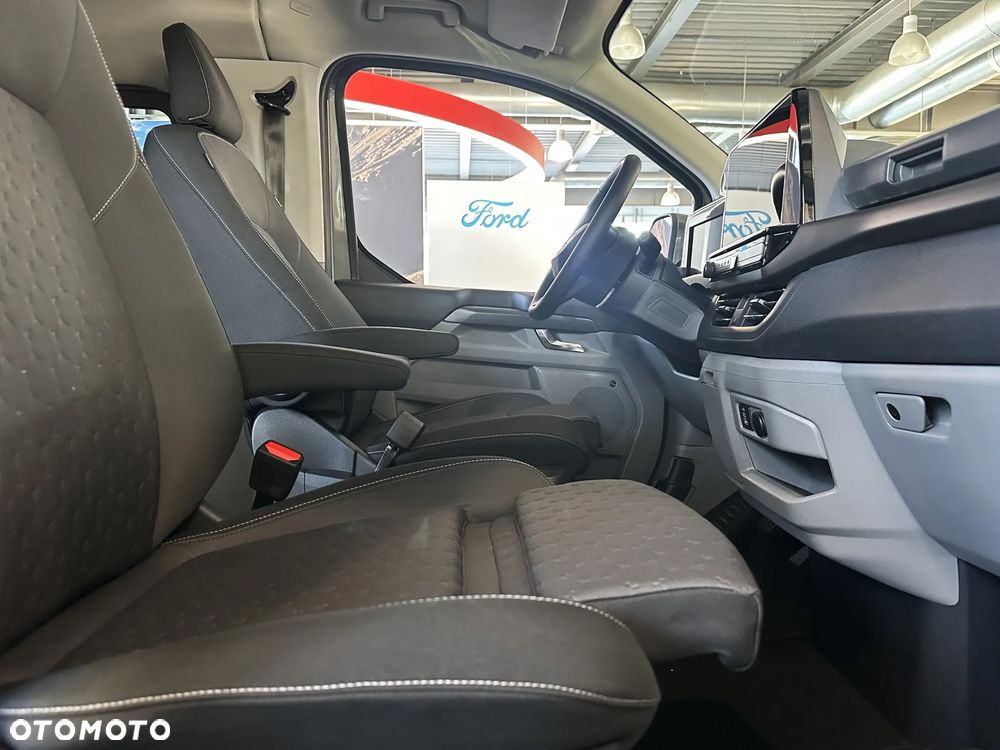 Ford Tourneo Custom - 12