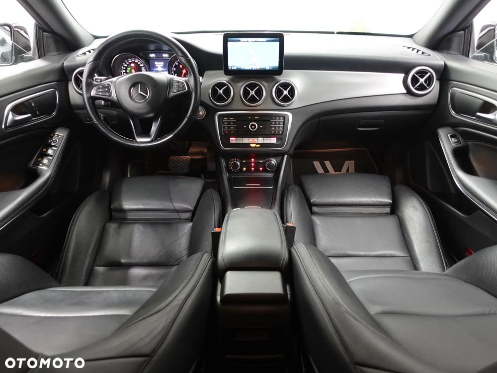 Mercedes-Benz CLA 180 7G-DCT - 28