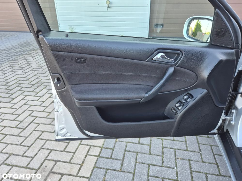 Mercedes-Benz Klasa C 180 Kompressor Classic Sport Edition - 15