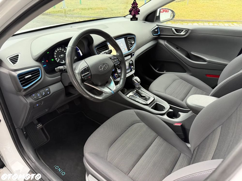 Hyundai IONIQ - 7