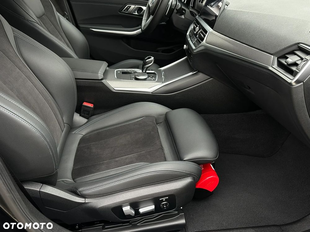 BMW Seria 3 320i xDrive M Sport - 28