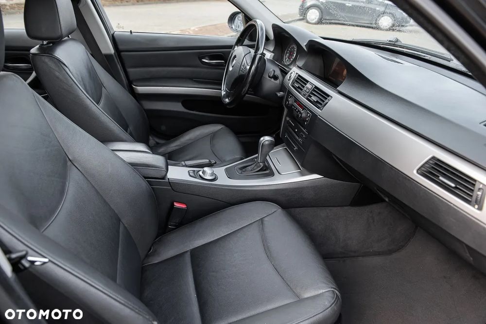 BMW Seria 3 330i - 26