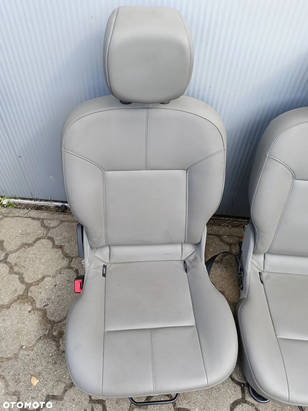 Twingo II fotel tylny tył skóra jasna wersja Initiale Renault - 2